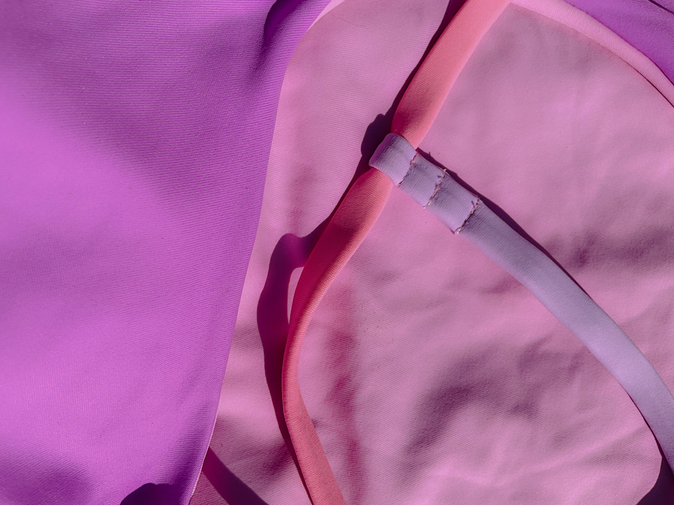 A detailed view of Cocou Conscious Couture’s Lilac bikini, featuring soft pink and purple strings.